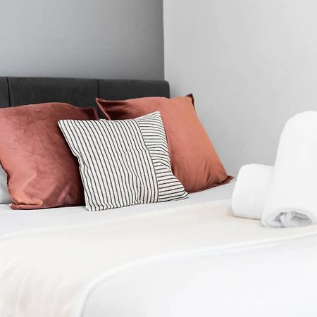 City Centre - Two Bedroom Apartment - Juliet Balcony - Secure Parking - Wifi - Smart Tv - Top Rated -33S Birmingham Bagian luar foto