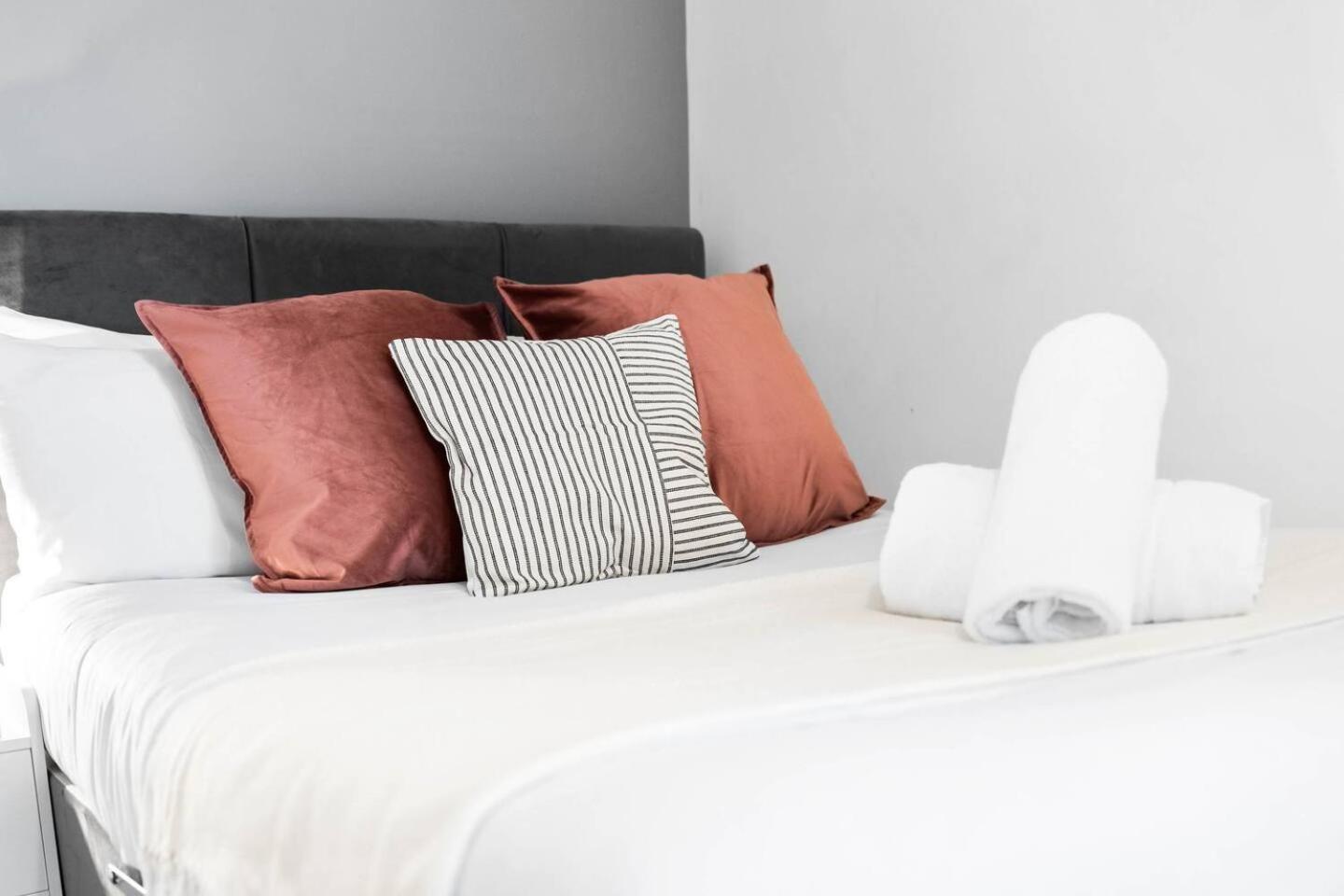 City Centre - Two Bedroom Apartment - Juliet Balcony - Secure Parking - Wifi - Smart Tv - Top Rated -33S Birmingham Bagian luar foto