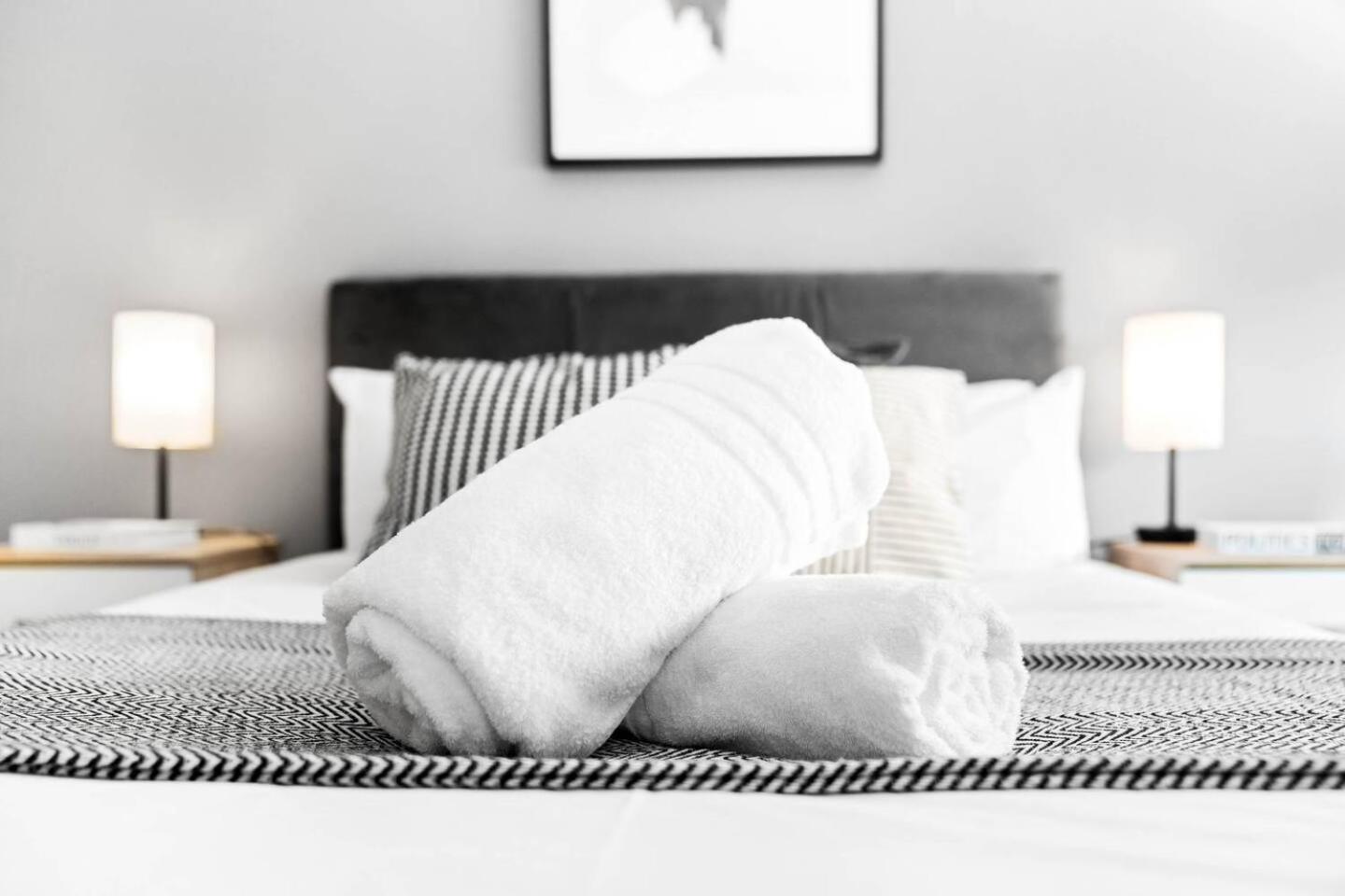 City Centre - Two Bedroom Apartment - Juliet Balcony - Secure Parking - Wifi - Smart Tv - Top Rated -33S Birmingham Bagian luar foto
