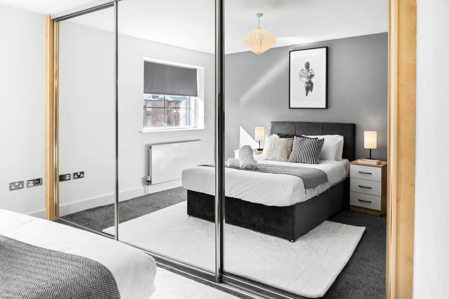 City Centre - Two Bedroom Apartment - Juliet Balcony - Secure Parking - Wifi - Smart Tv - Top Rated -33S Birmingham Bagian luar foto