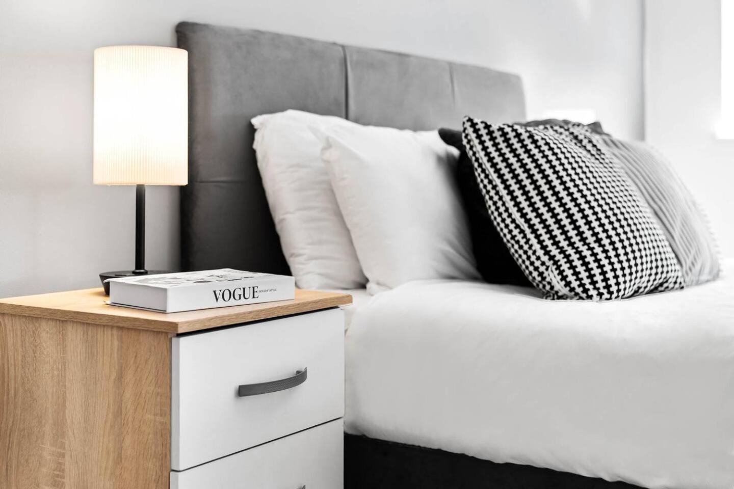 City Centre - Two Bedroom Apartment - Juliet Balcony - Secure Parking - Wifi - Smart Tv - Top Rated -33S Birmingham Bagian luar foto
