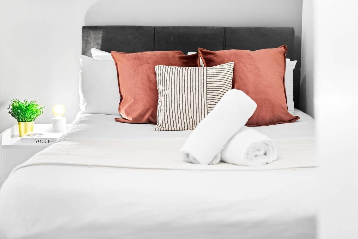City Centre - Two Bedroom Apartment - Juliet Balcony - Secure Parking - Wifi - Smart Tv - Top Rated -33S Birmingham Bagian luar foto