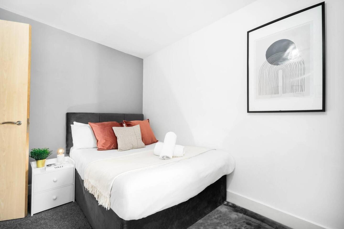 City Centre - Two Bedroom Apartment - Juliet Balcony - Secure Parking - Wifi - Smart Tv - Top Rated -33S Birmingham Bagian luar foto