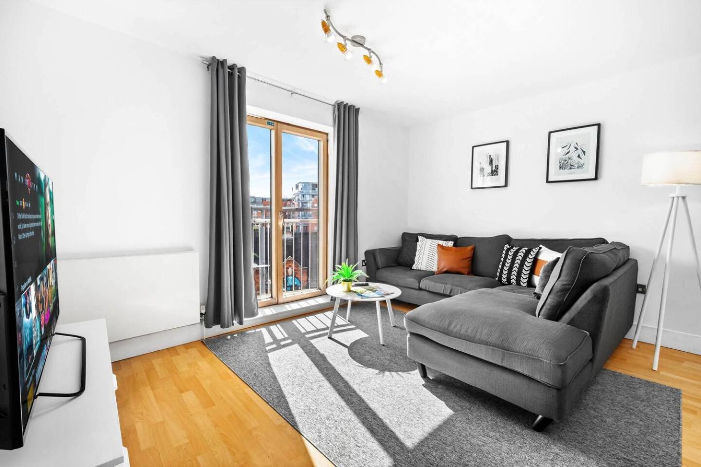 City Centre - Two Bedroom Apartment - Juliet Balcony - Secure Parking - Wifi - Smart Tv - Top Rated -33S Birmingham Bagian luar foto